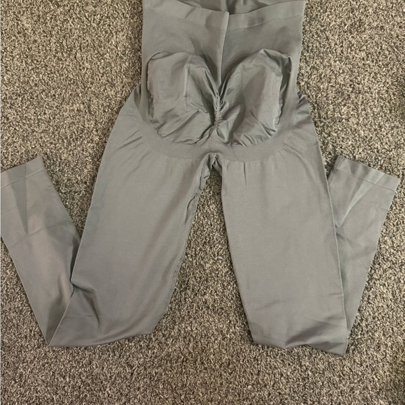 MATERNITY Leggings - Picture 2 of 3